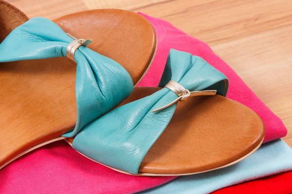 Comment marier des sandales à brides avec des tenues de soirée estivales pour un look élégant et confortable ?