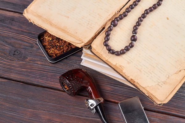 Comment harmoniser des accessoires en soie avec des tenues formelles ?