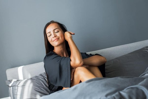 Comment harmoniser des sacs à bandoulière avec des manteaux longs ?