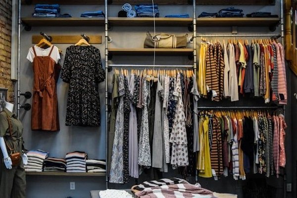 Quelles stratégies pour mixer des pièces classiques et contemporaines dans une tenue ?