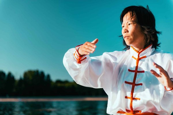 Comment créer une routine d'exercices de tai chi spécifiquement adaptée aux besoins des femmes seniors ?