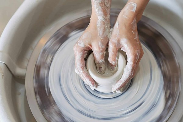 Guide ultime pour les débutants en poterie : comment trouver du bon matériel céramique facilement ?